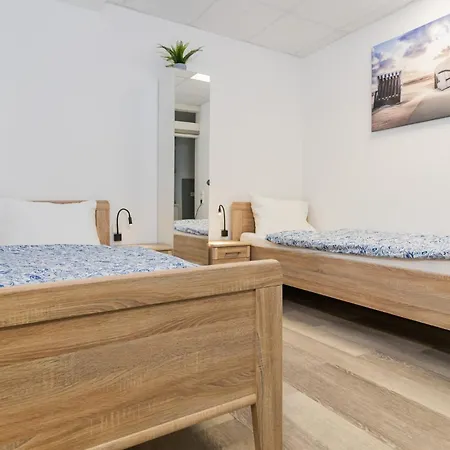Private #5 With 2 Twin Beds, Ground Floor, Ac, Only 2min To Rab, No Kitchen