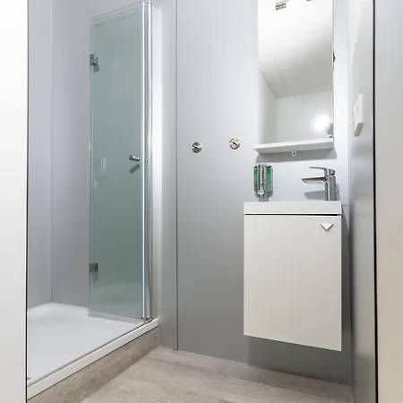 Private Room #5 With 2 Twin Beds, Ground Floor, Ac, Only 2Min To Rab, No Kitchen ラムシュタイン・ミーゼンバッハ